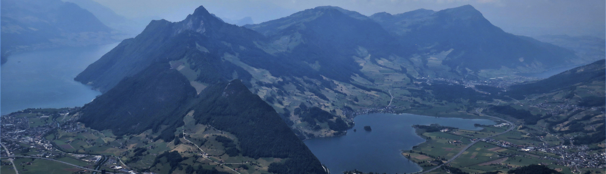 Blick auf Schwyz, Vierwaldstätter See (links), Lauerzersee (rechts) und Rigi-Berggruppe | © Bergfreunde München