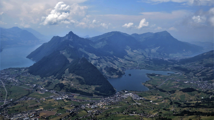 Blick auf Schwyz, Vierwaldstätter See (links), Lauerzersee (rechts) und Rigi-Berggruppe | © Bergfreunde München