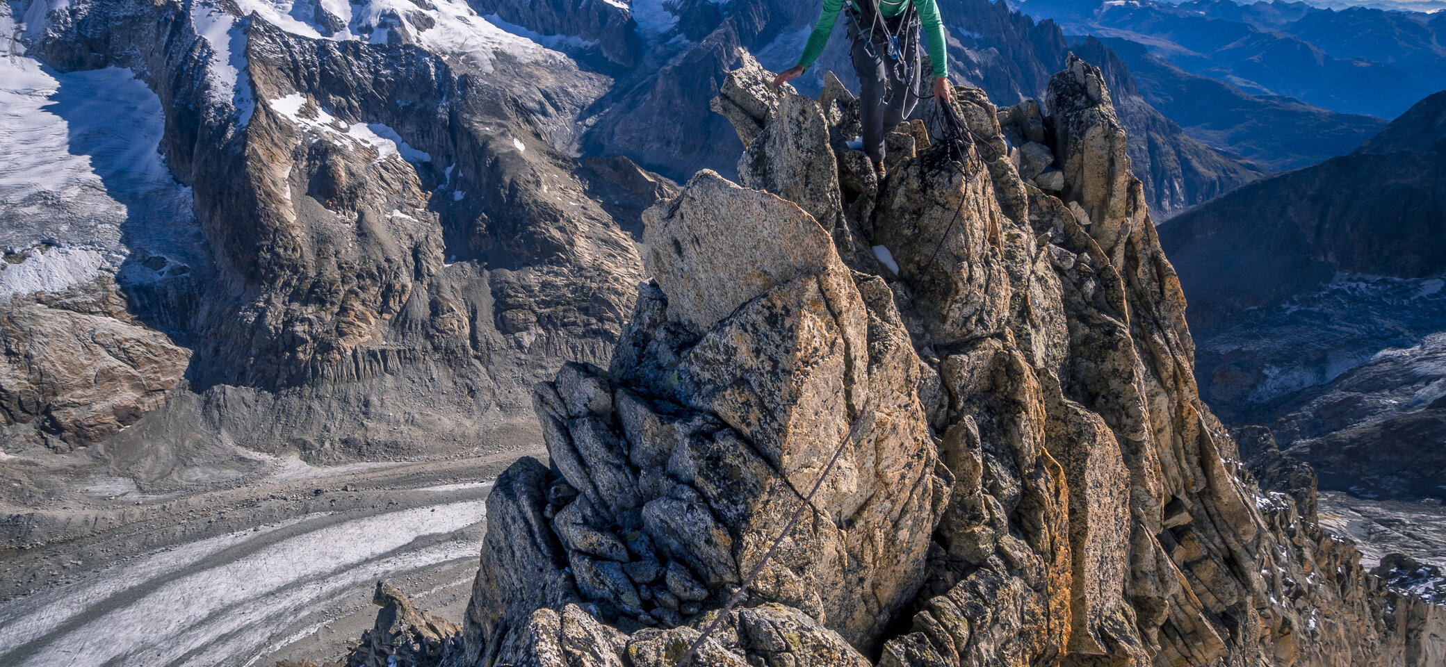 Ein Kletterer auf dem Nesthorn in den Berner Alpen | © DAV/Silvan Metz